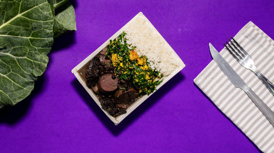 Feijoada com arroz e farofa de couve
