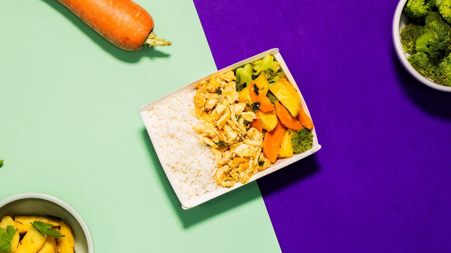 Frango desfiado, arroz e legumes