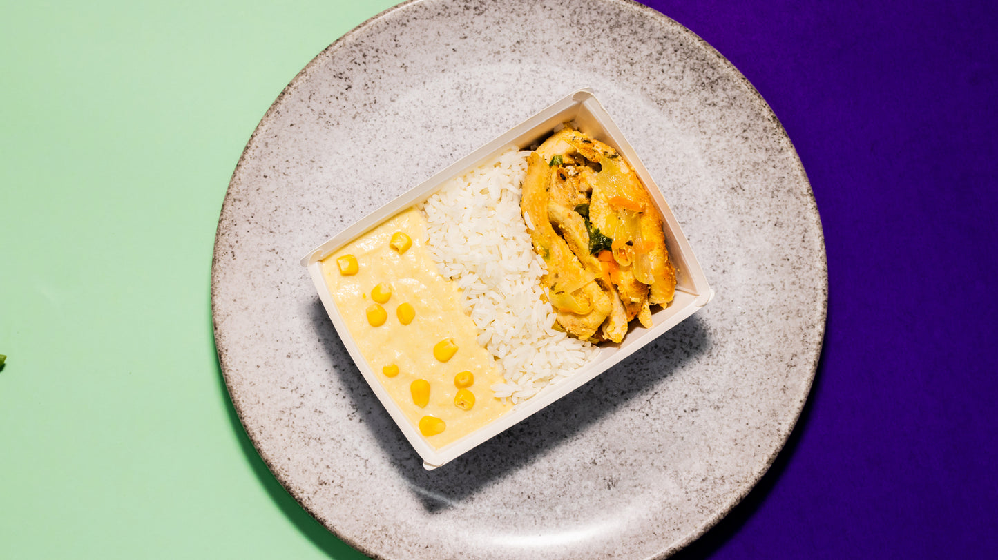 Tirinhas de frango com arroz, e creme de milho