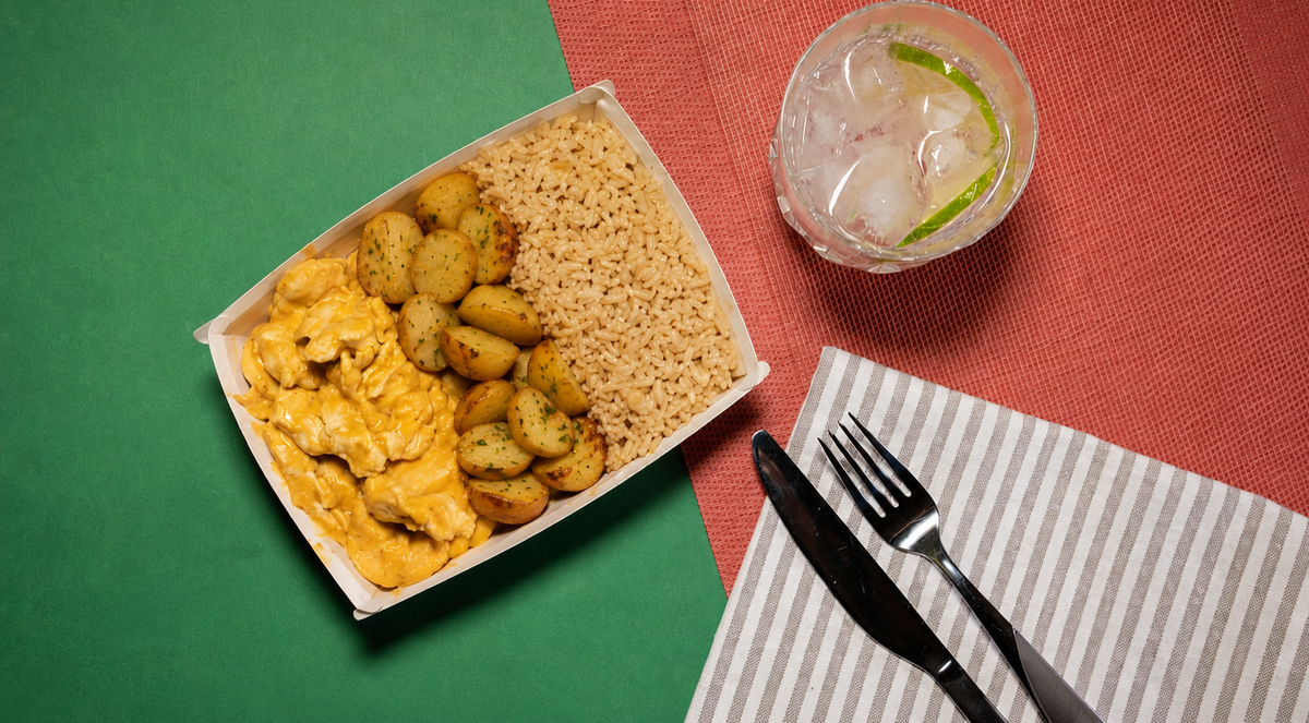Strogonoff de frango com arroz 7integral e batatas sauteadas