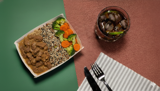 Strogonoff de carne com arroz 7 grãos e mix de legumes