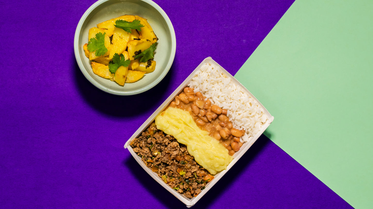 Carne moída, arroz, feijão e purê de batata.
